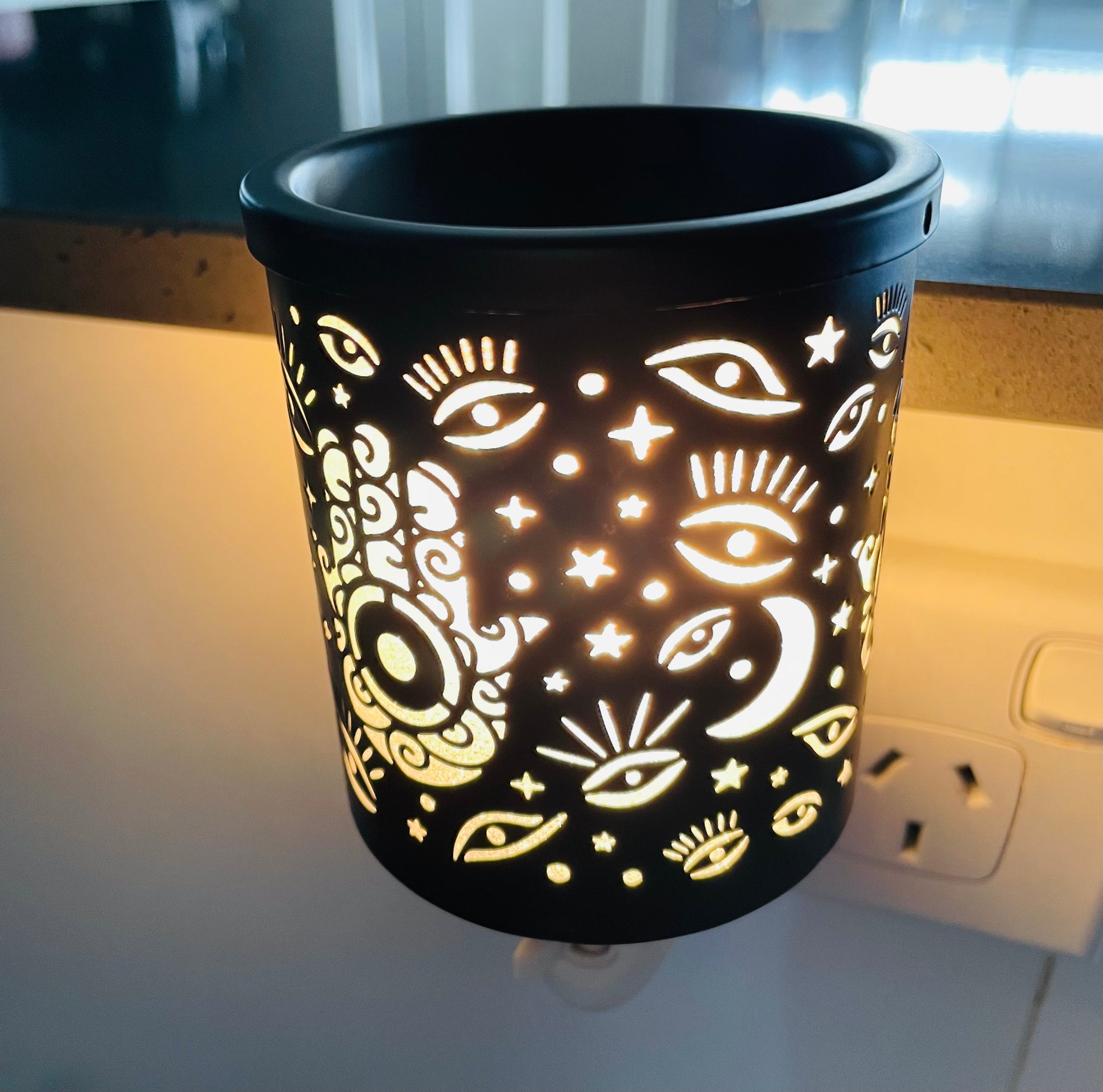 Idle Hands Pluggable wax warmer